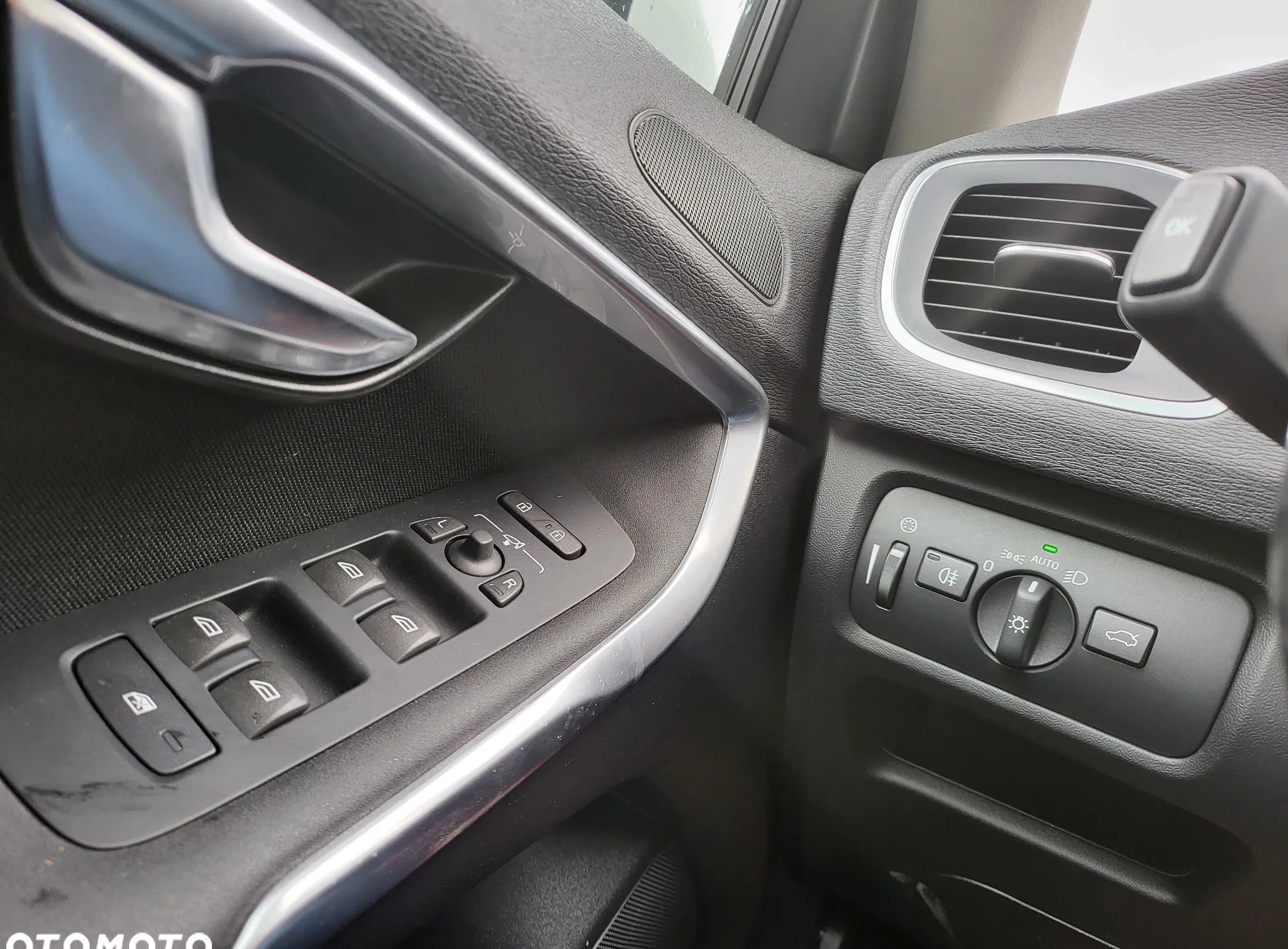 Volvo V40 cena 52400 przebieg: 191200, rok produkcji 2016 z Trzebiatów małe 137